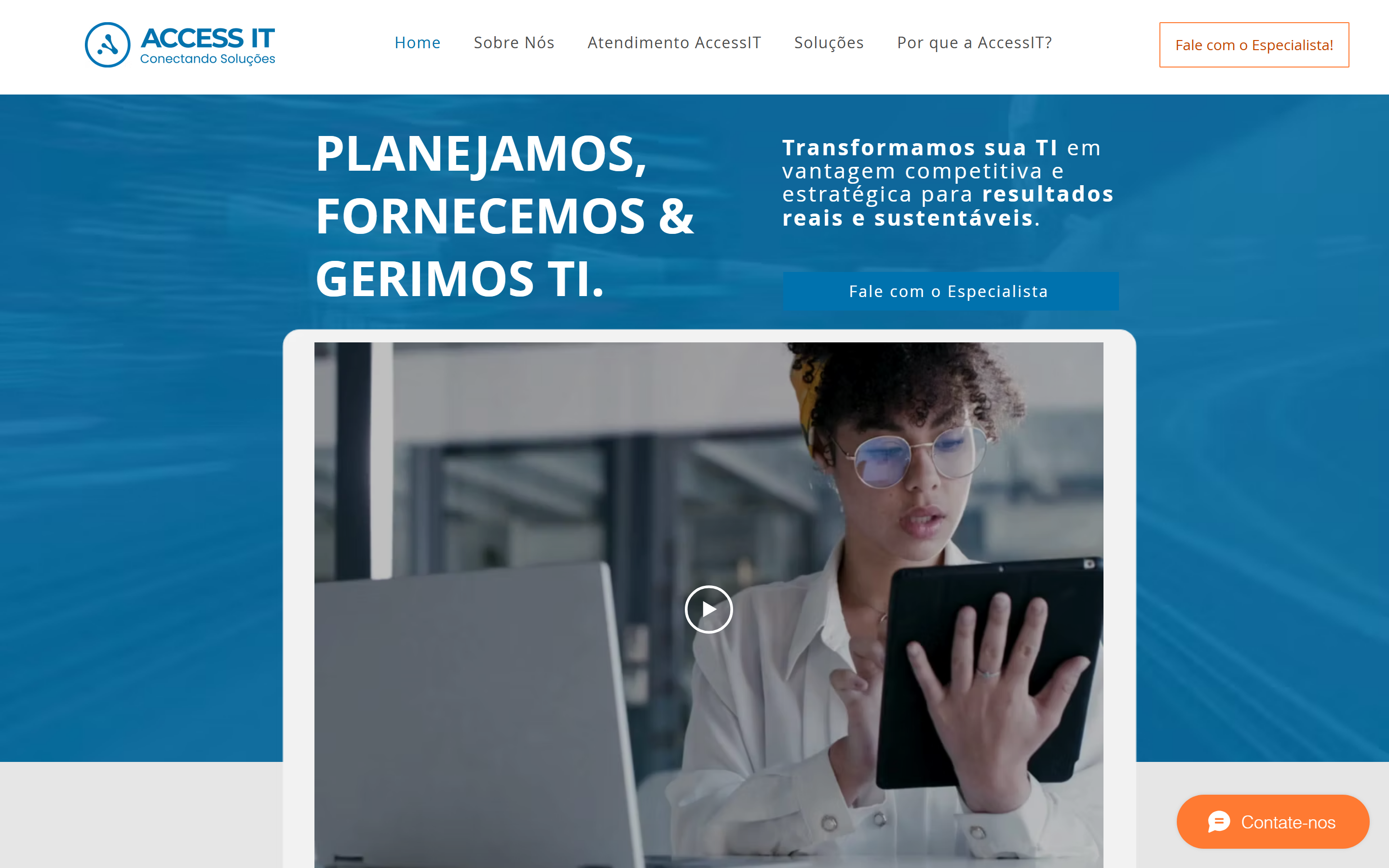 Página inicial do site institucional da AccessIT, empresa de tecnologia, com banner azul e chamada principal.