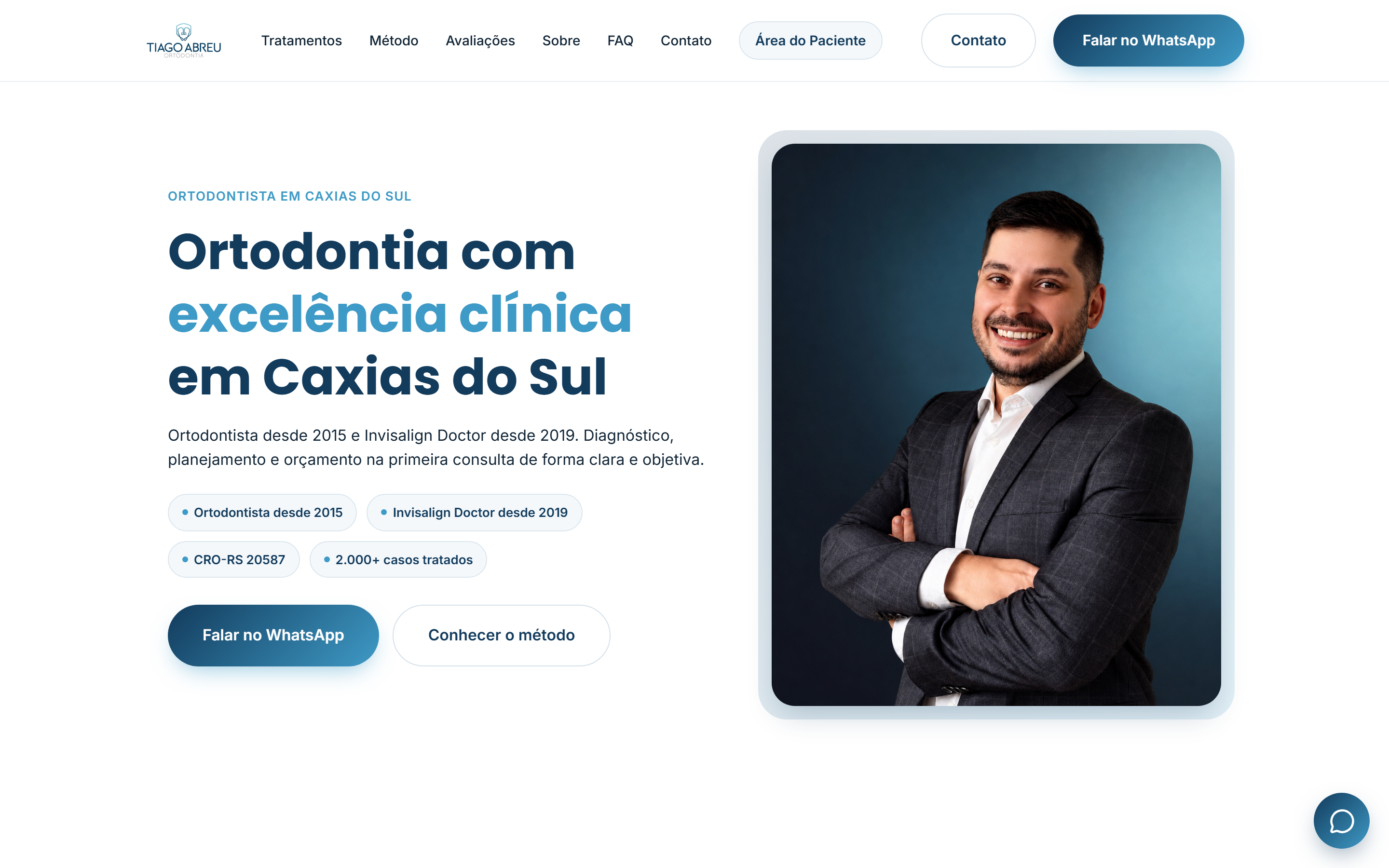 Página inicial do site do Dr. Tiago Abreu, ortodontista em Caxias do Sul, com foto do profissional e menu de navegação.